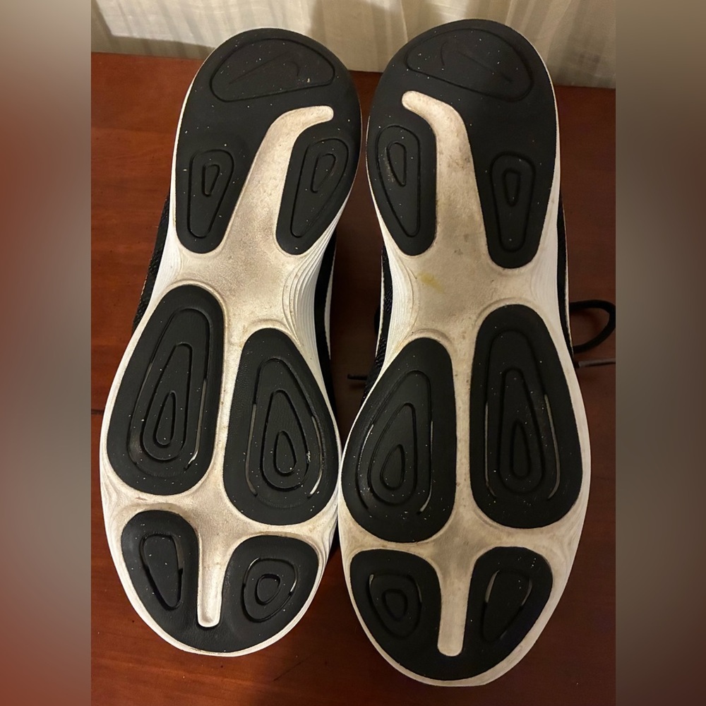 Nike Men's Black and White Athletic Running Shoes 9.5E (Wide) - Picture 4 of 5